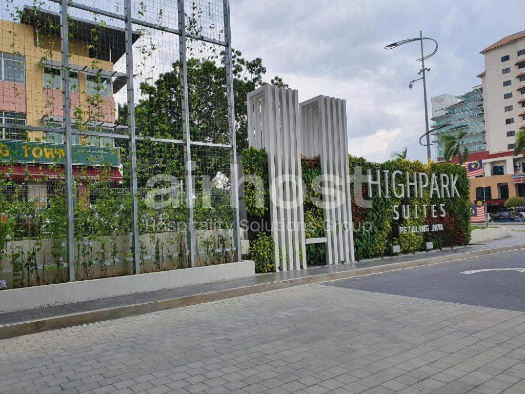 Highpark Suites By Airhost เปอตาลิงจายา ภายนอก รูปภาพ